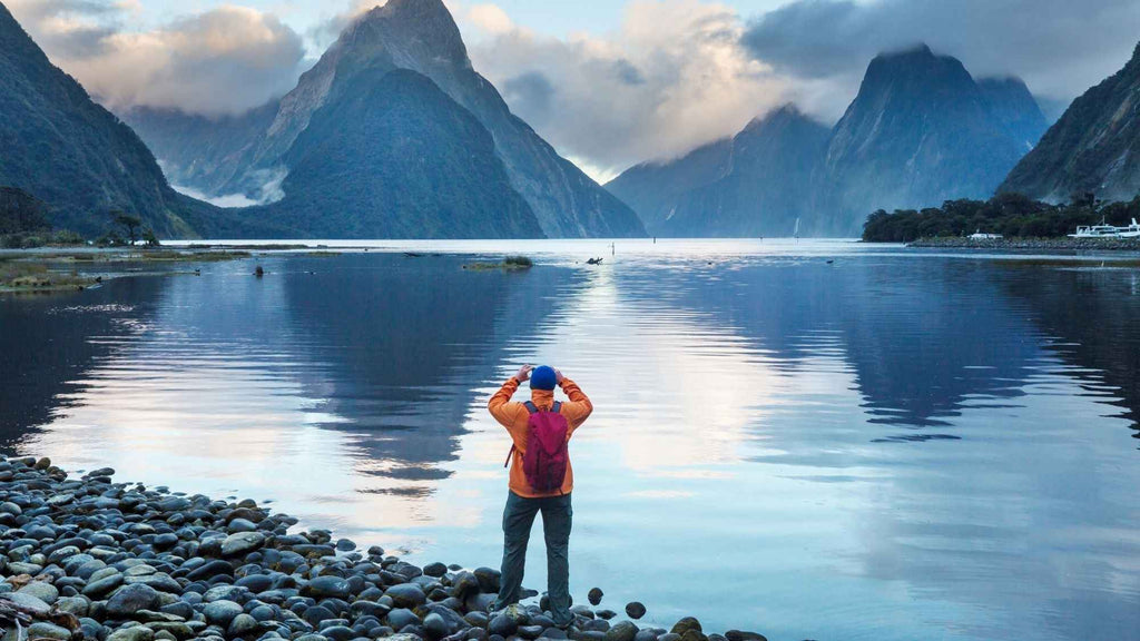 Milford Sound Helicopter Tour from Te Anau: Cruise & Scenic Flight