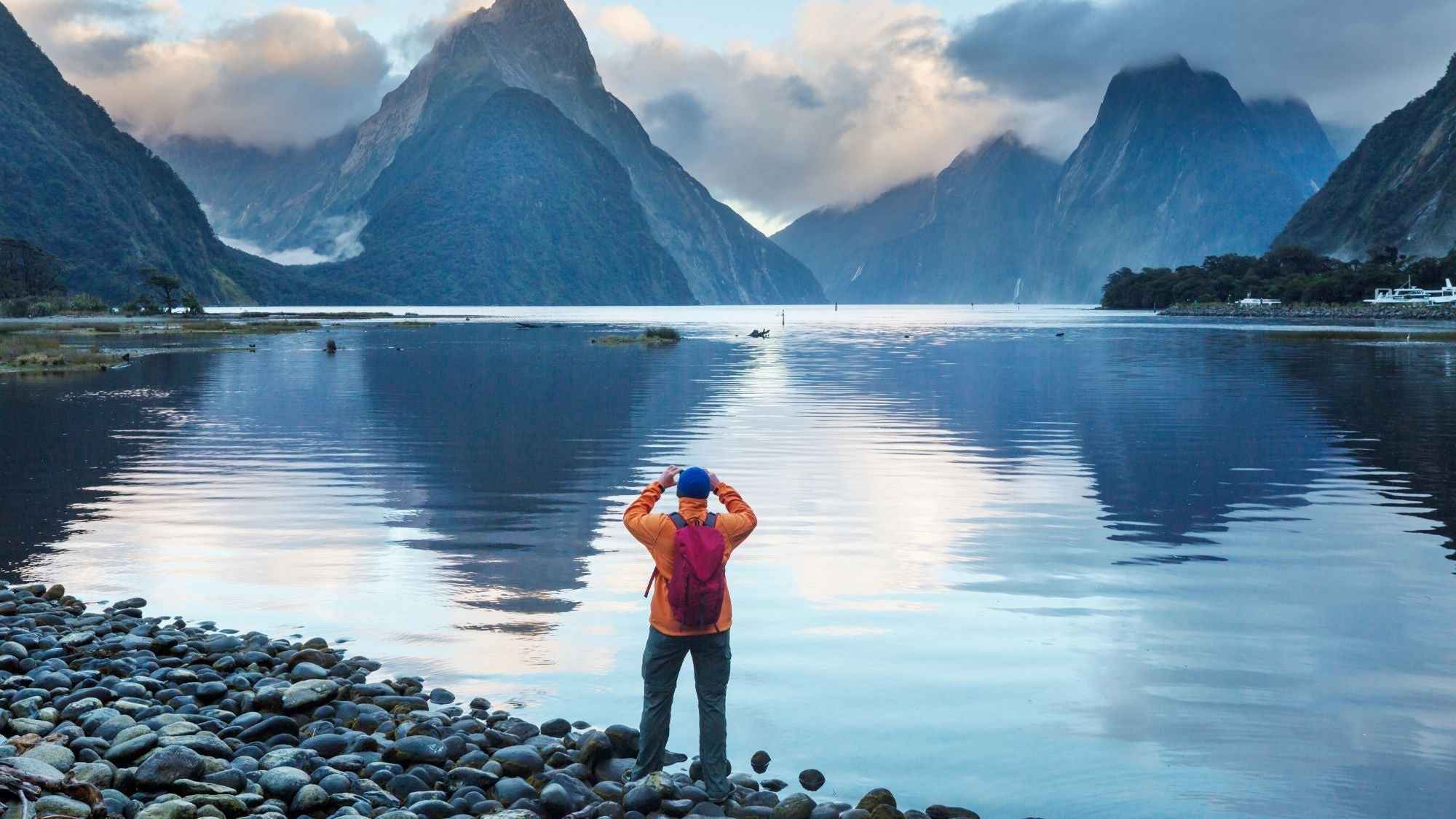 Milford Sound Helicopter Tour from Te Anau: Cruise & Scenic Flight