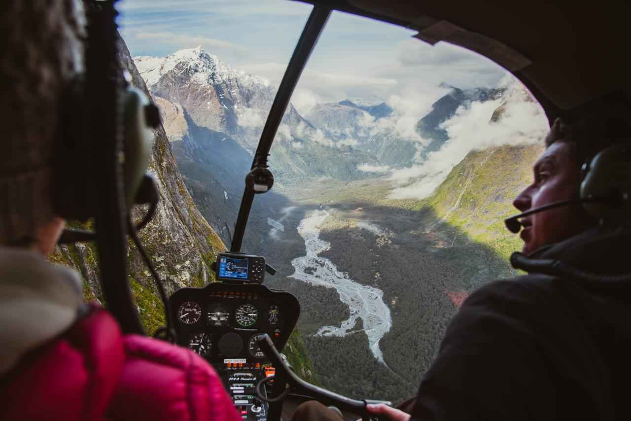Milford Sound Helicopter Tour from Te Anau: Cruise & Scenic Flight