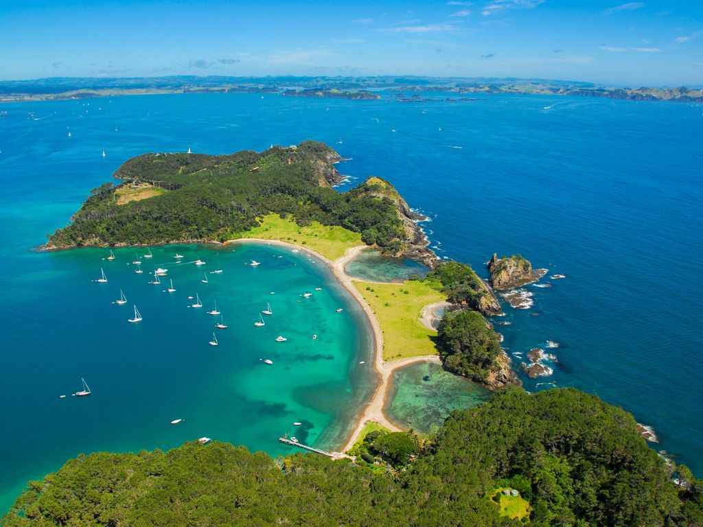 Bay of Islands 2-Day Tour & Cruise: Waitangi & Hole in the Rock