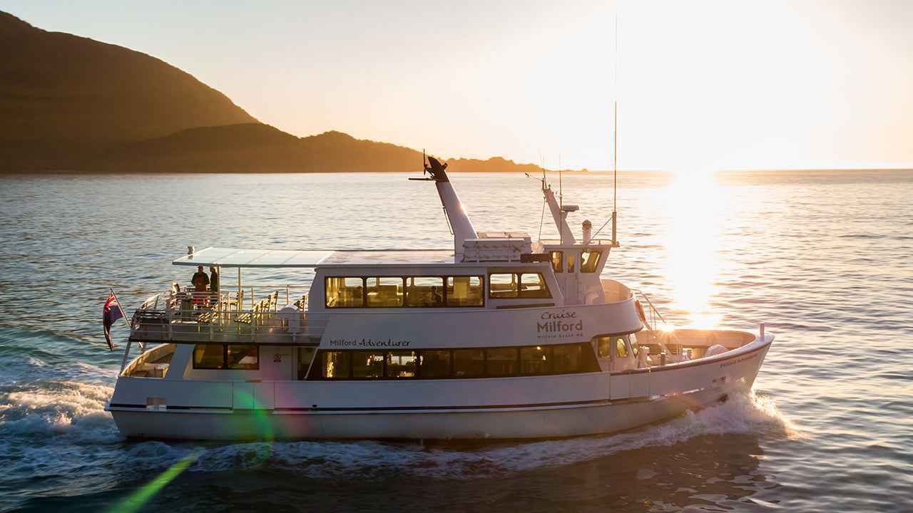 Milford Sound Helicopter Tour from Te Anau: Cruise & Scenic Flight