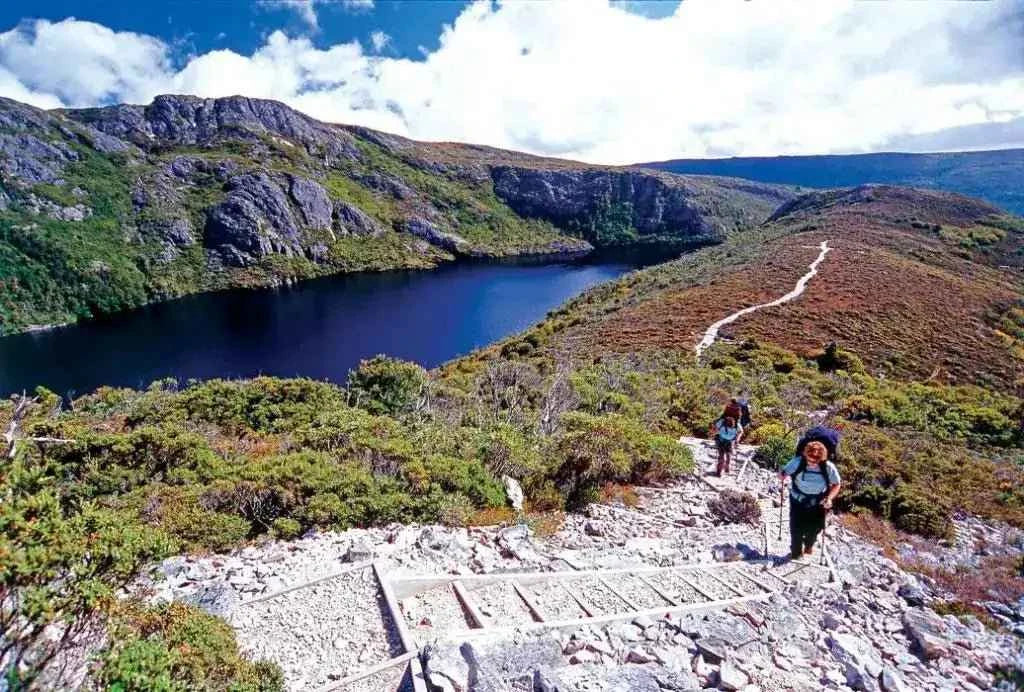 Iconic Cradle Mountain: 4-Day Explorer Hike in Tasmania