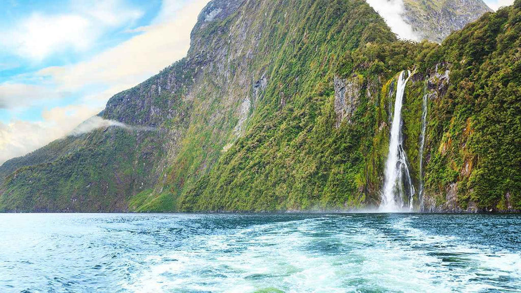 Milford Sound Helicopter Tour from Te Anau: Cruise & Scenic Flight